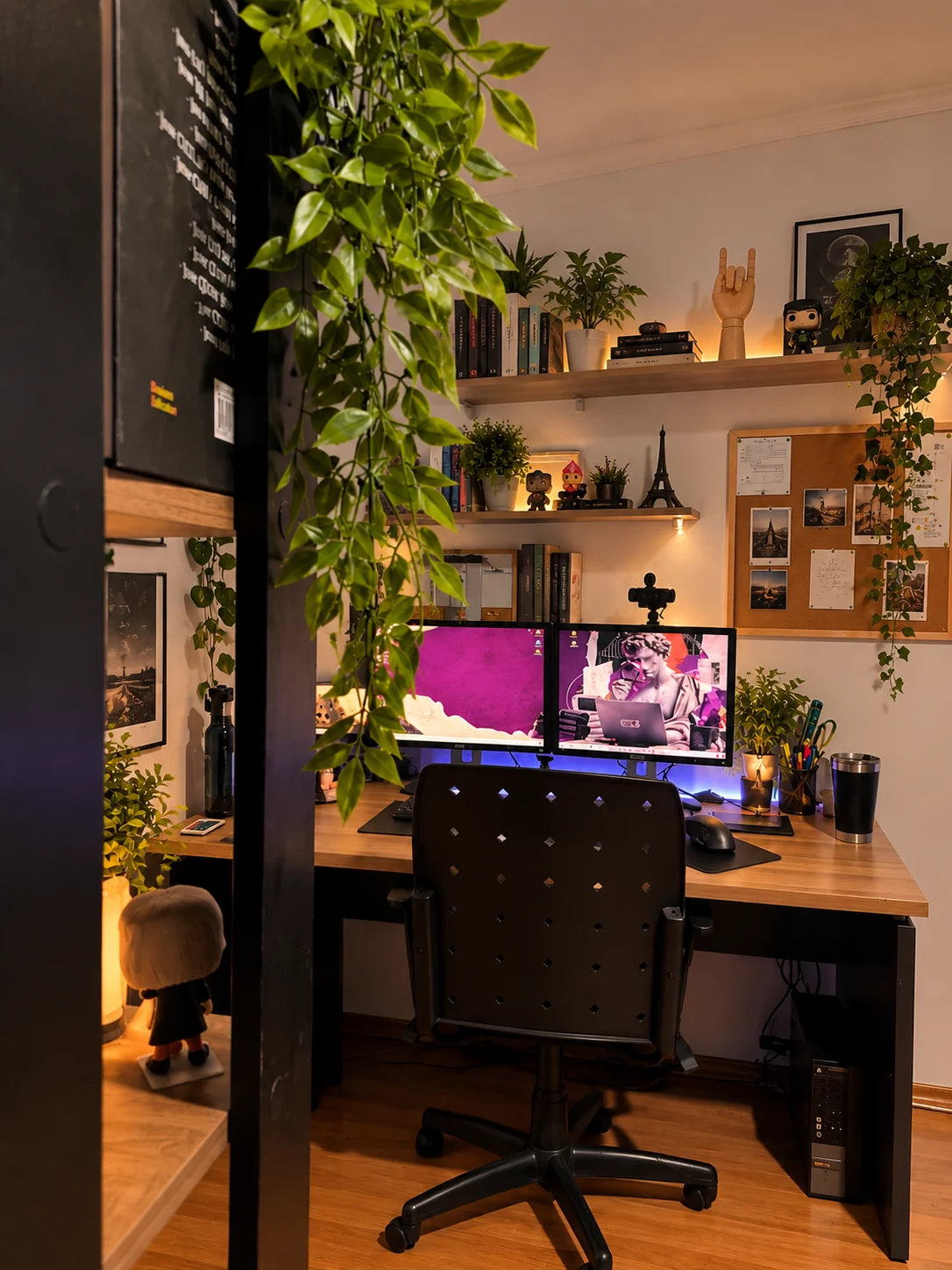 Estação de trabalho com monitores e plantas