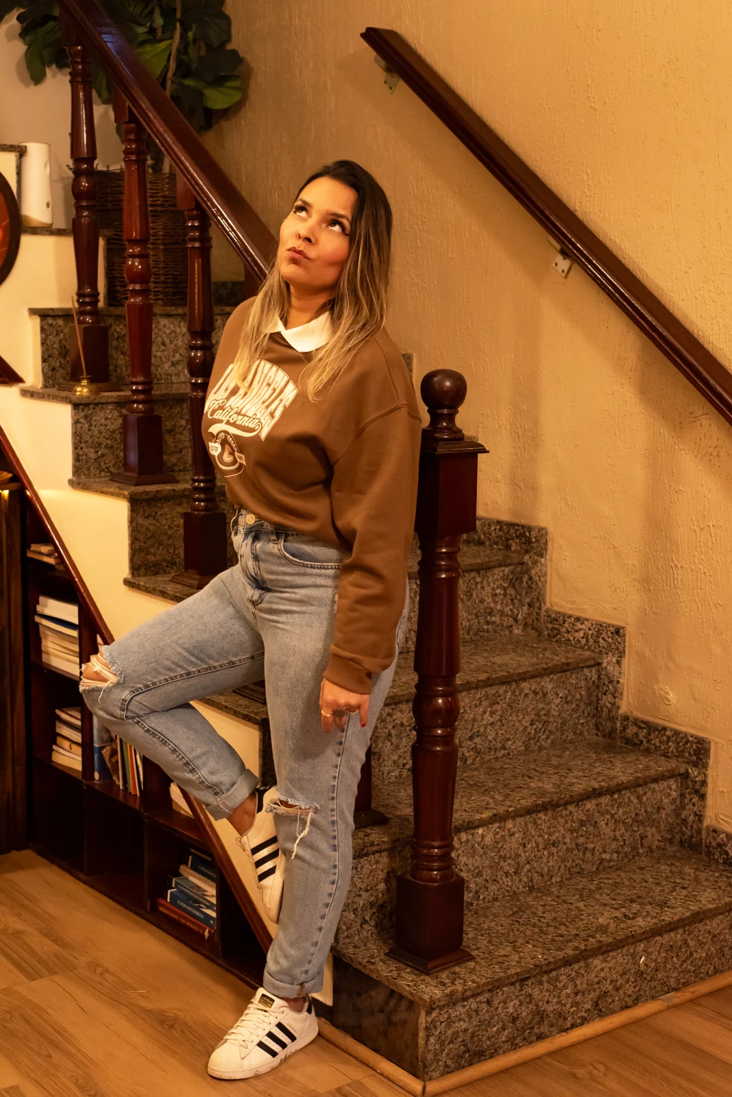 Fabiana Rocha encostada no corrimão da escada do escritório da RCA