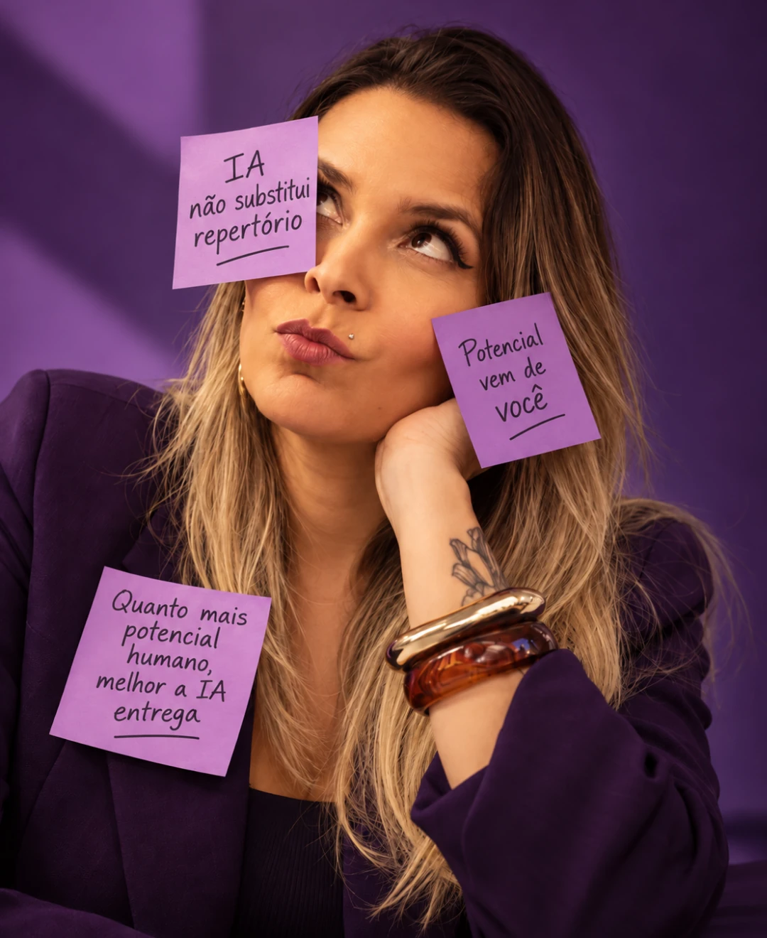 Fabiana Rocha, fundadora da Agência RCA, com post-its no rosto